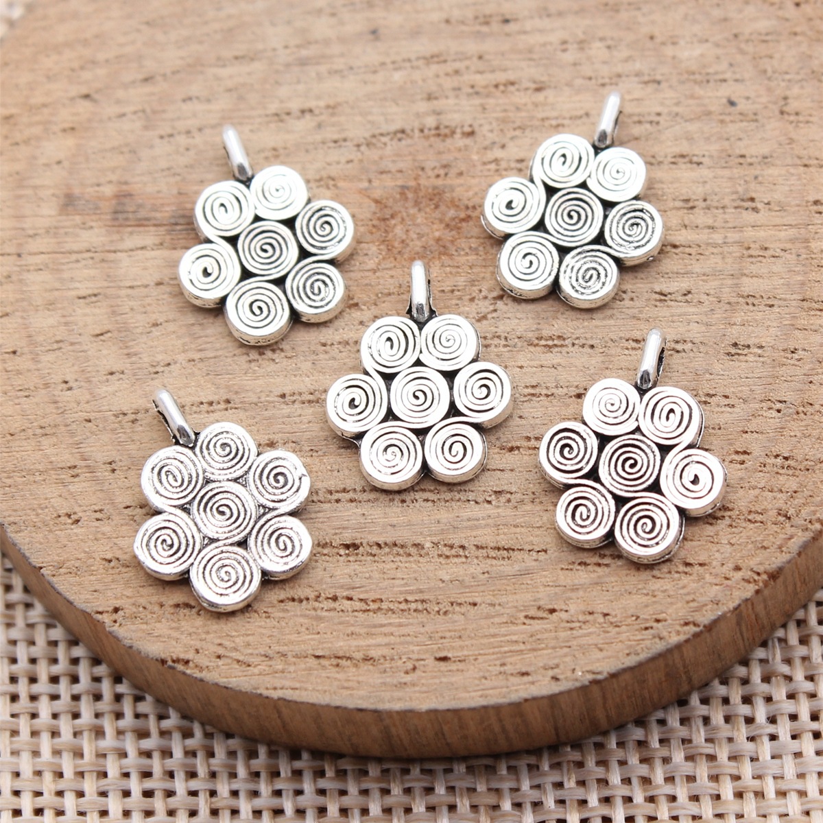 Vintage Fashion Stores - 40 個 15x12mm (0.59x0.47 インチ) アンティークシルバーカラーの渦巻き模様の花チャームペンダント